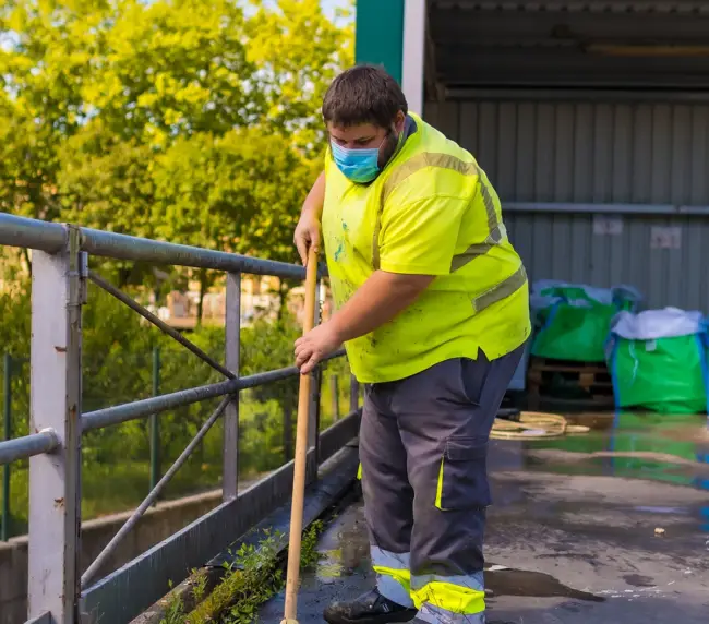 cleaner-working-in-a-mask