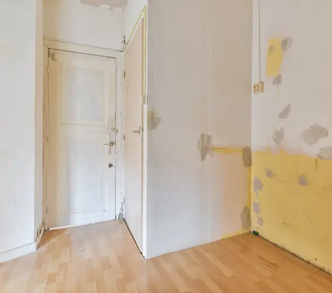 empty-room-with-door-and-parquet-floor