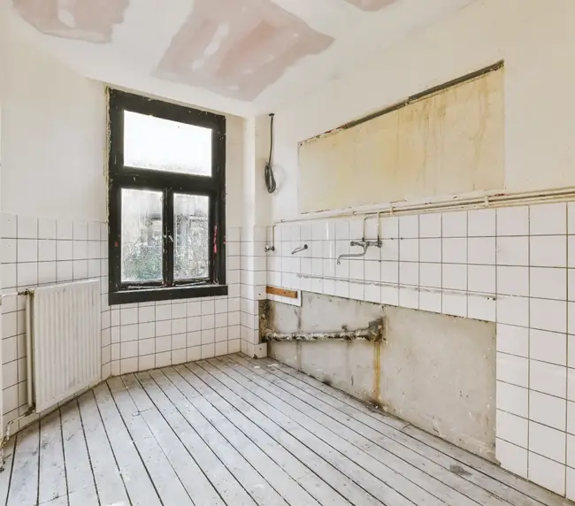 interior-of-an-empty-bathroom